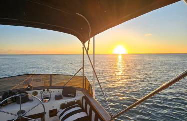 43' Classic Trawler 5 Star Resort Pools, Views, Dining Free Shuttle to Downtown - Photo 6