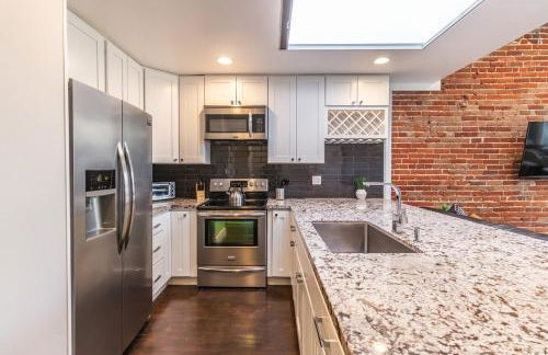 Gaslamp 2BR Upscale Queen Beds with Smart TV - Foto 9