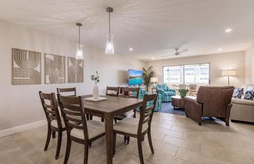 1055-607 Pond View High Rise with Remodeled Kitchen - Foto 12
