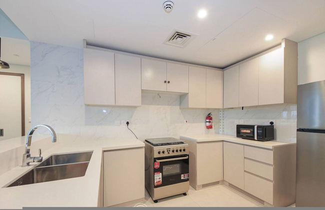 Lux 1BR w World Highest Sky Track Rooftop Pool - Photo 14