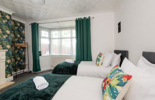 Large House for Groups with Huge Driveway - FREE PARKING - Photo 22