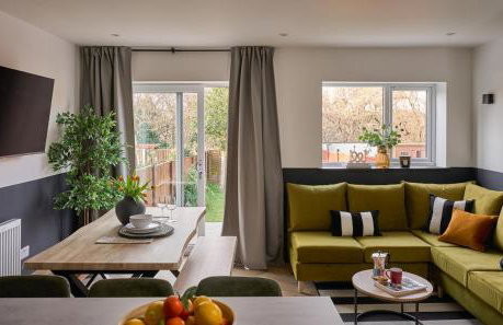 Beautiful 4 Bedroom - Close to QE Hospital & Uni - Photo 16