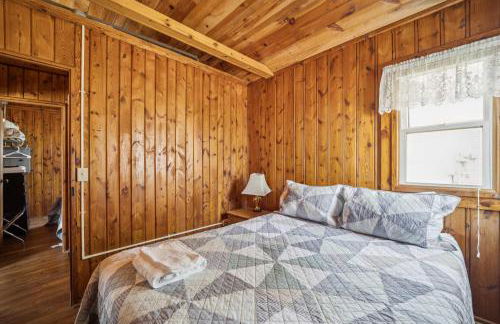 Sunnyside 2BR 1BA Relaxing Lakefront Retreat - Foto 14