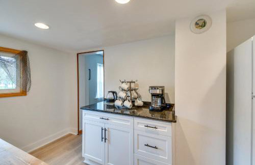 Walk to Beach! Sodus Point Escape with Private Yard - Foto 10