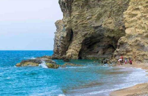 Top-Floor Beachfront Apartment with Parking, Pool, & Spacious Sea-View Balcony - Photo 18