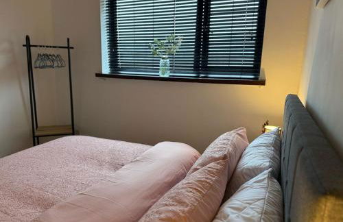 Stylish & Cosy Home in Bridgend with free parking - Photo 5