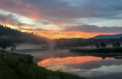 Family Home with Stunning River and Mountain View - Foto 36