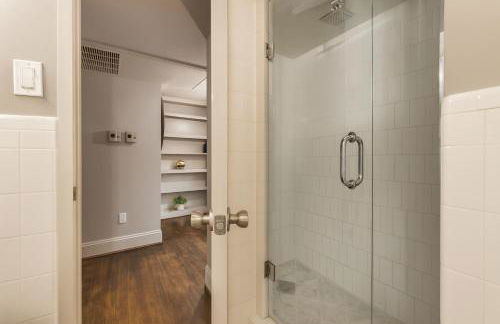 Spacious Dallas 2BR Condo Resort-Style Pool - Foto 13