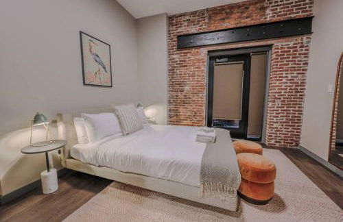 Stylish Downtown 2 Bedroom - Photo 11