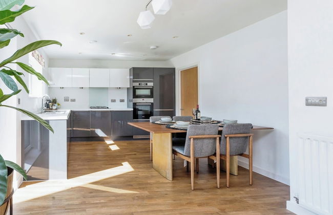 Luxurious 4 BH Home Near Willen Lake Ideal for Families & Business Stays! - Photo 18