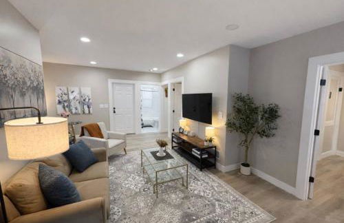 Stylish & Bright 3BR • Near Hospitals + Parking - Photo 13