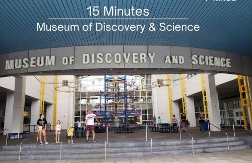 Chic 4BR Htd Pool, 5 min to beach, PAC-MAN, Games - Foto 32