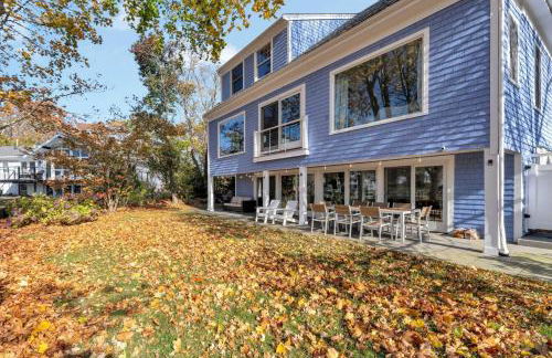 Waterfront Retreat with Private Dock and Fire Pit, Sleeps 8, Outdoor Dining, Spa-Style Primary, Gourmet Kitchen with Dual Dishwashers, Gas Fireplace, River Views, Bright Open Layout, Central AC, Perfect Coastal Escape for Families, 24 Hr Hospitality - Foto 34