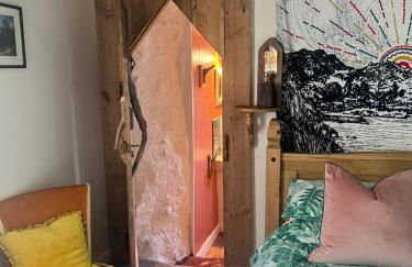 Lofthouse - secluded quirky cottage with sea views! - Photo 48