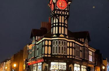 The Clock Tower Apartment - Spacious, Modern, 2 Bedroom Apartment , Southsea with Free parking - sleeps 4 - Photo 6