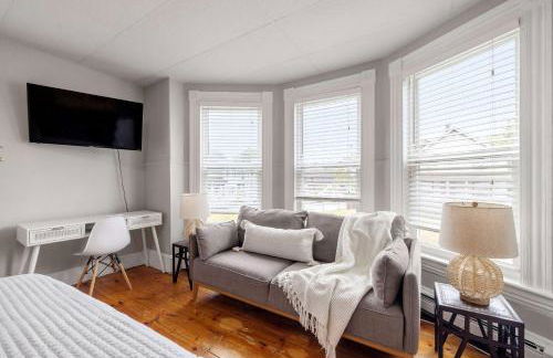 Sleek & Bright 1st Flr Studio Short -Midterm Stays - Photo 27