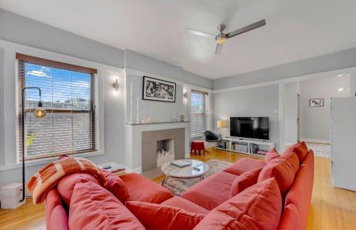 Steps to the Lakefront! This Uptown Beauty is Everything You Need for a Perfect Chicago Getaway condo - Photo 1