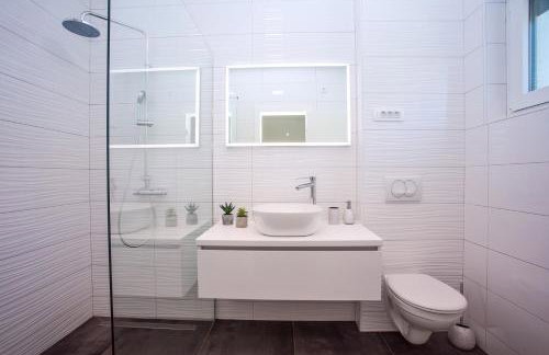 Villa Zora -luxurious villa with heated pool, sauna, 4 bedrooms, 10 persons max - Photo 25