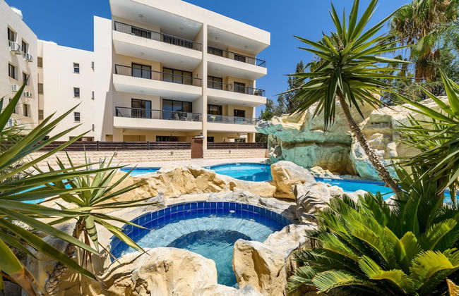 2 bed Apartment Overlooking Pool - Oroklini - Foto 13