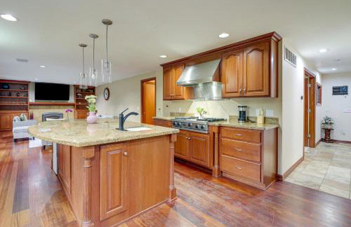 Lake-View Woodinville Retreat w/ Hot Tub + Theater - Foto 10