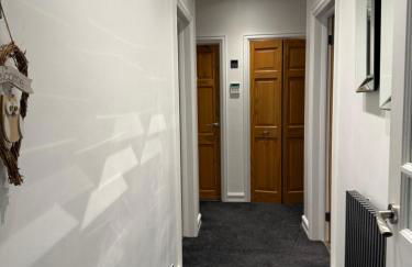 Stunning 2 Bedroom Bungalow - Free Parking - Convenient Location - Foto 16