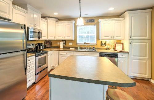 Hot Tub and Wooded Views Lakefront Blue Eye Cottage - Foto 9