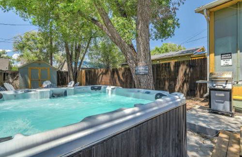 The Vibrant Victorian Hot Tub & Fire Pit in OCC - Foto 1