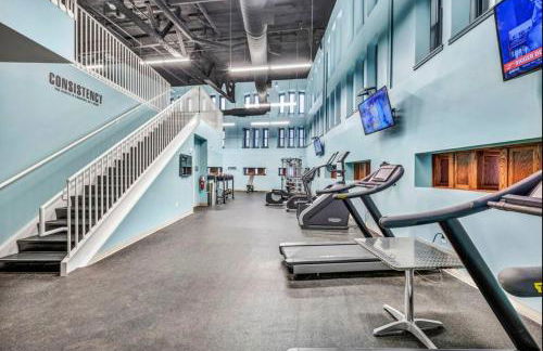 Your Downtown Oasis, Pool Gym in Building Steps from Dining and Top Sights - Foto 28