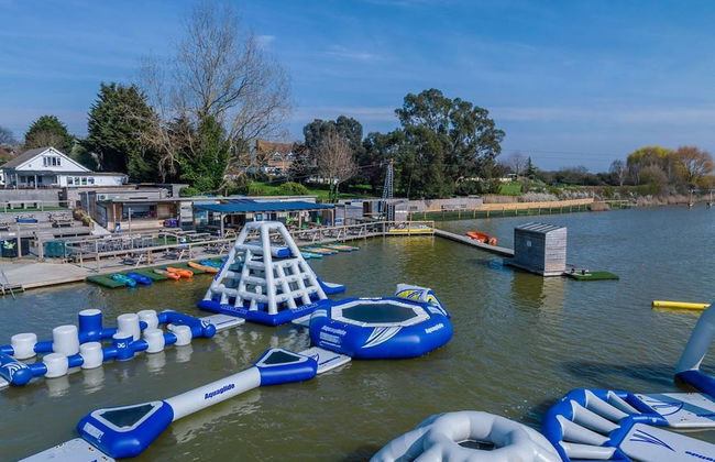 3-bed Homely Modern Caravan in Clacton-on-sea - Foto 8