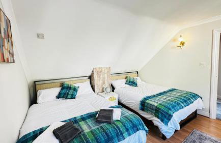 Inviting 2 Bed Guest House steps away from Ascot Racecourse 3 mins drive, 5 mins to Legoland, 12 mins to Windsor Castle Perfect for families & racegoers alike - Foto 26