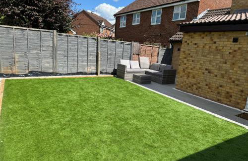 Cosy 4 bedroom holiday let Stevenage 22mins from London on the train - Foto 9