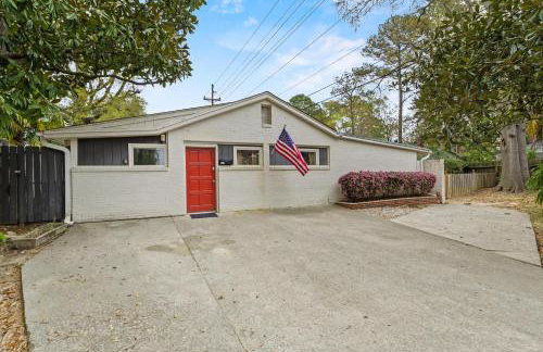 The Mid-Century Hub Close to Everything - Photo 5