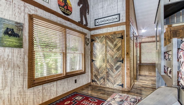 Er26 - Sasquatch Inn - Great Location! Close To Town Resort Pool! 2 Bedroom Cabin by RedAwning - Foto 5, Habitación