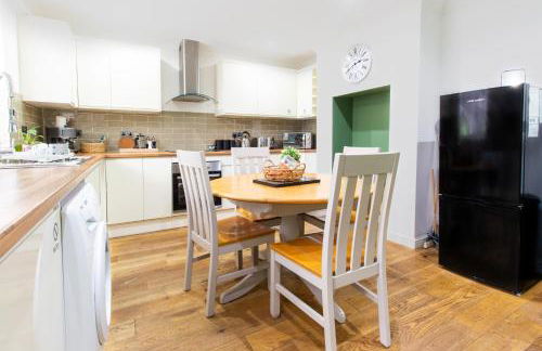 Spacious 4BR house, 2 en suites with garden & on-site parking - Foto 35