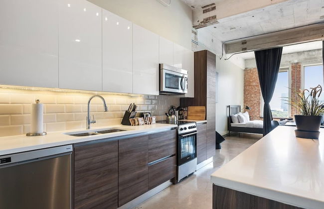 Downtown Dallas Gorgeous 3 BD, Pool & Gym - Photo 7