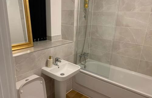 Spacious Entire 4 Bed House With 2 Free Parking Bays Early Check-in Late Check- Out Allowed - Foto 16