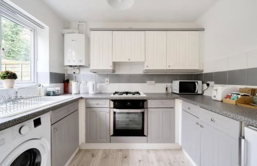 Experience Surrey 2Bed Home in Walton with Parking - Pass the Keys - Foto 3