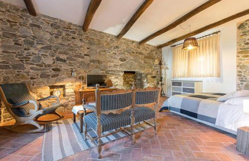 Medieval Stone Retreat with Lake Views - Foto 10