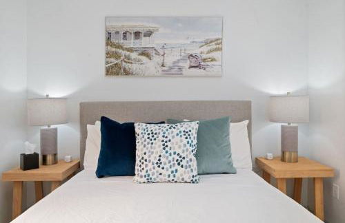 Pool - Free Parking - 2BD 1 Block from the Water - Foto 18