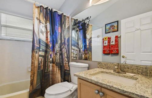 Themed 4BR house pool game room 10 min Disney - Photo 25