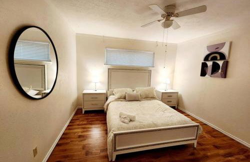 Newly remodeled 5BR 3BA w/pool 16 ppl - Photo 5