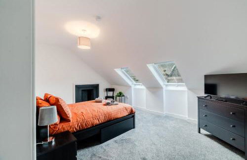 The Central 3BR Second-Floor Apartment - Photo 13