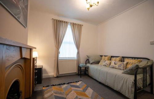 Gloucester City - Birchmore House - 2 Bedroom End Terrace Property Near To City Centre & Hospital With On-Street Parking - Sleeps 5 - Great For Hospital Workers & Contractors - Hosted by RENTMYHOUSE - Foto 5