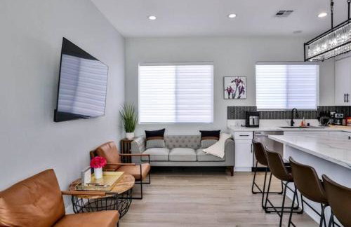 H&H New Built 2023 Hidden Gem Heart of OC 3 Queen Beds - Foto 8