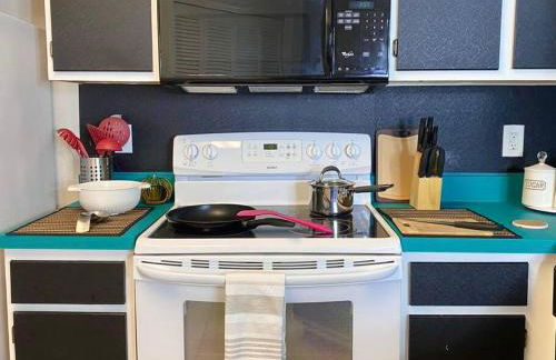 The Botanical Retreat, King Comfort & Poolside Peace - Photo 12