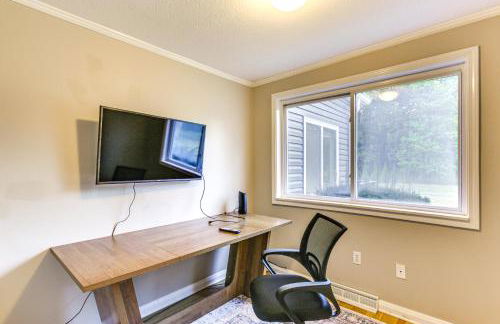 Large Yard with Pond Family Retreat in New Albany! - Foto 6