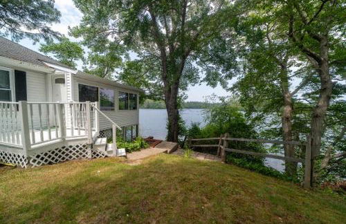 Family Lakefront Adventure House 3BR wFirepit & Scenic - Foto 2