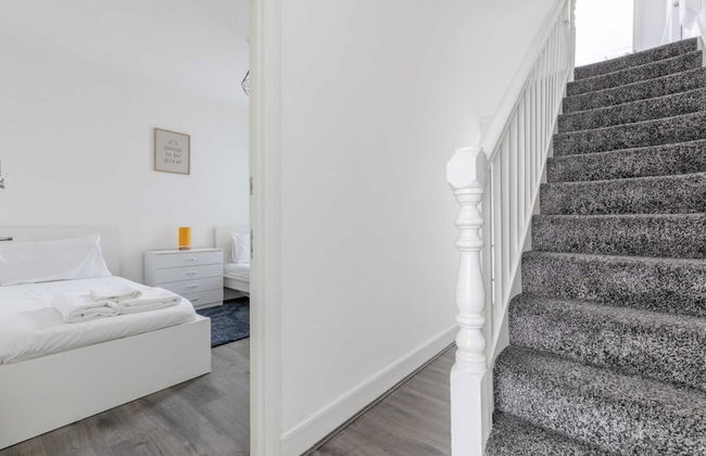 Spacious & Newly Renovated 4BD House East Ham! - Foto 15