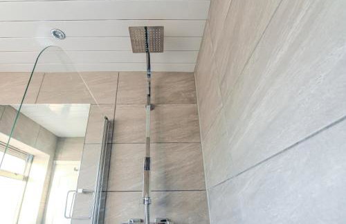 Modern 2BR Home in SK14, WIFI, Parking, Sleeps 5 - Foto 26