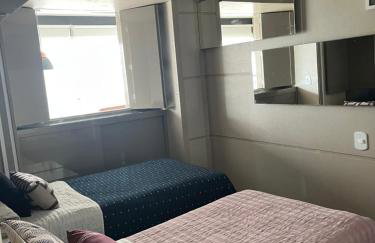 Flat sensacional 5 pessoas em condomínio moderno 2 suites climatizados - Foto 3